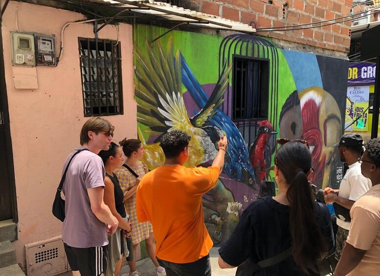 Picture 2 for Activity Medellín: Comuna13 tour with spray painting and street food