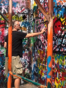 Medellín: Comuna 13 Tour with Spray Painting and Street Food