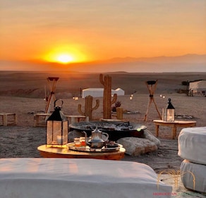 Noche en el desierto de Agafay: Paseo en camello, quad, cena y espectáculo