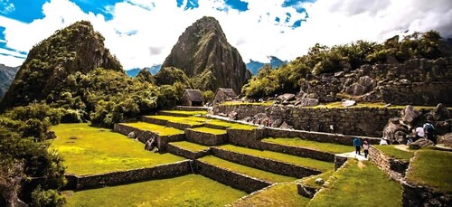 From Aguas Calientes: Machu Picchu Ticket, Guided Tour & Bus