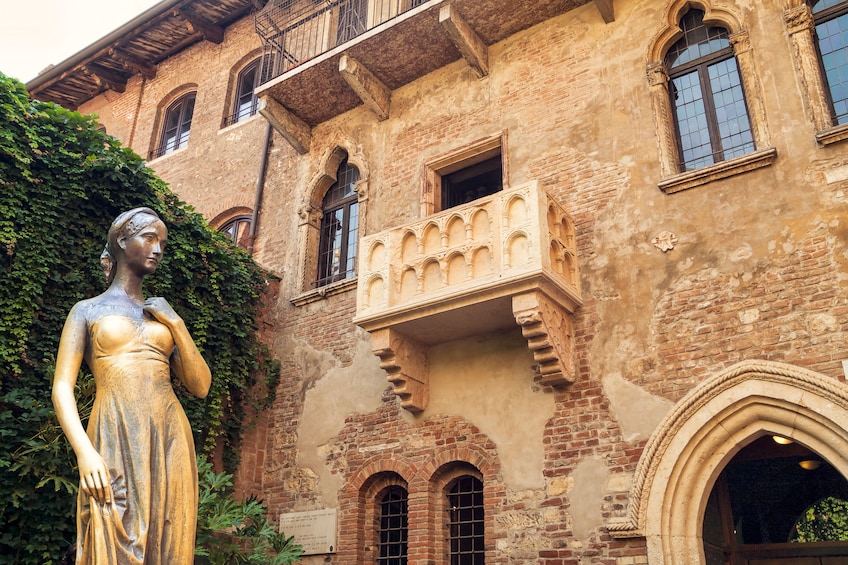 Verona, Sirmione, & Lake Garda Small Group Tour from Milan