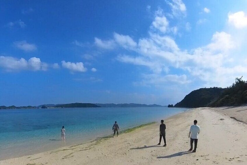 4 Person Group Tour Kerama Blue Cycling in Aka Island 