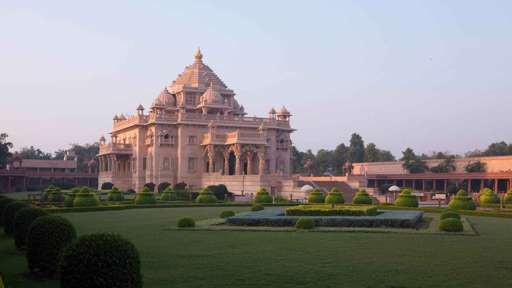 Ahmedabad: Private Temples and Religion Tour with Stepwell