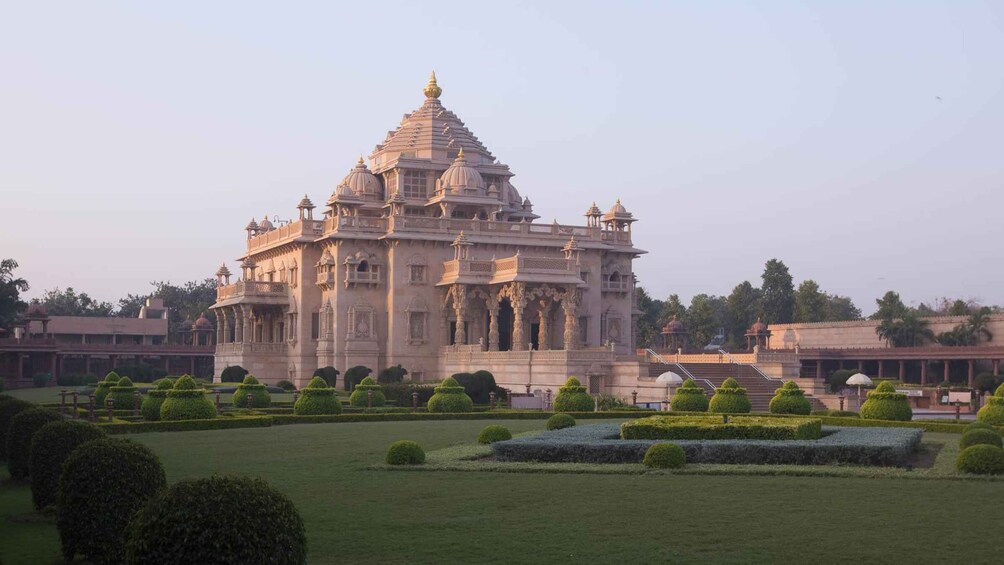 Ahmedabad: Private Temples and Religion Tour with Stepwell