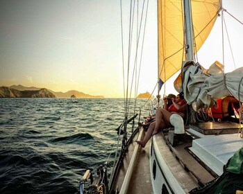 Santa Marta-bukten: Solnedgang på seilbåt