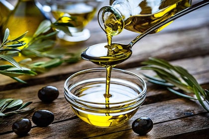 Oliivien ja oliiviöljyn maistelu + viini (3 in 1 kokemus!)