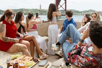 Rilassati su una comoda piccola barca con open bar e snack