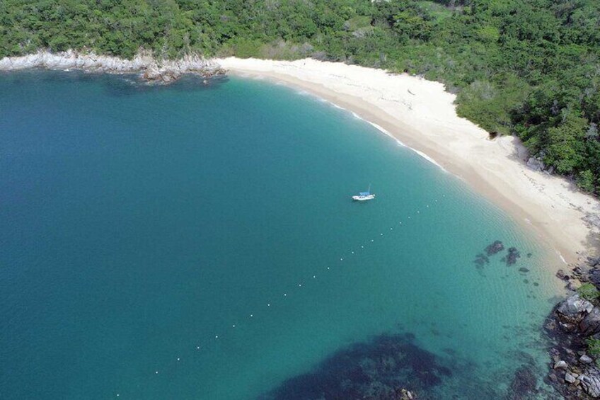 Visit the beautiful bays of the Huatulco National Park.