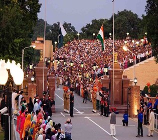 Amritsar: Cérémonie de retraite des coups, Sadda Pind et dîner