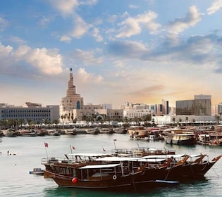 ドーハ:港ダウ船クルーズツアー(リフレッシュメント&送迎付き