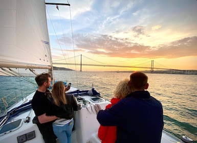 Lisbon: Private Sunset Sailing Tour with drinks