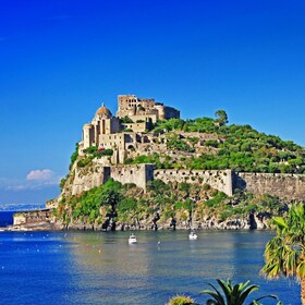 Oppdagelses- og mattur på øya Ischia fra Sorrento