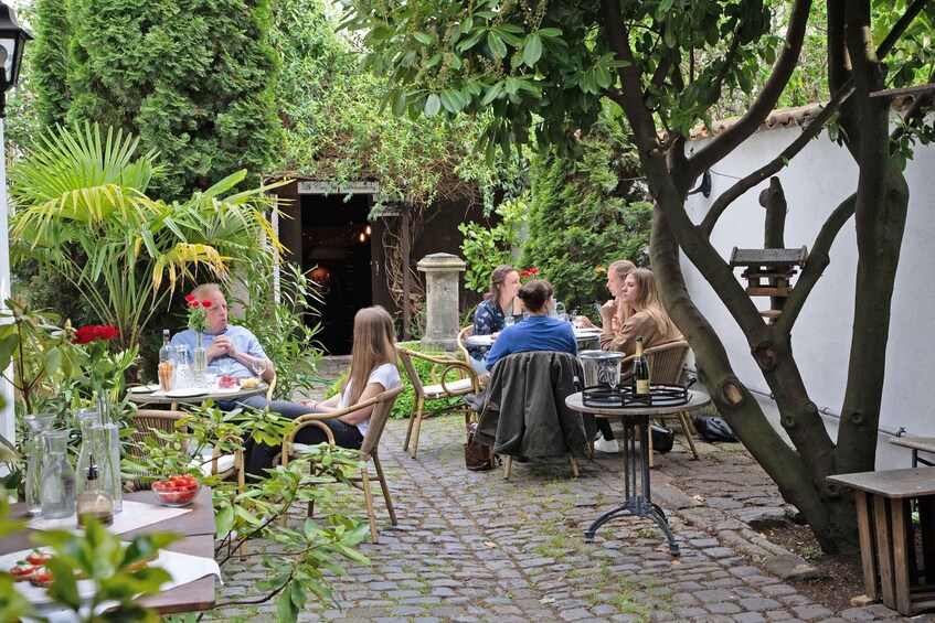 Cologne-Nippes: Summer wine party in the frenchstyle garden