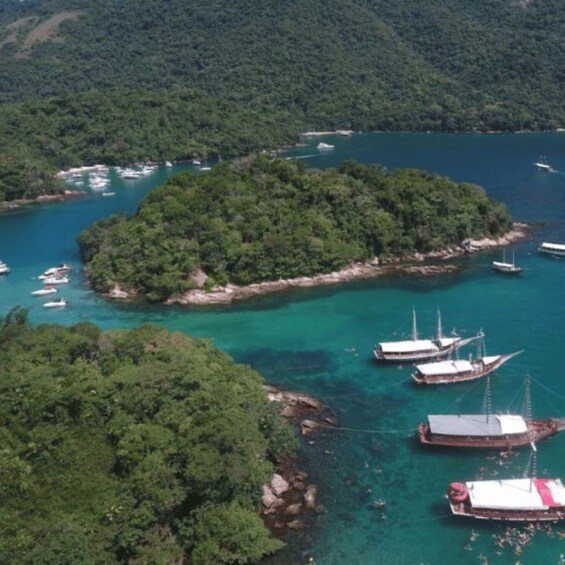 Picture 2 for Activity Ilha Grande: Nade com os peixinhos nas Lagoas Azul e Verde.