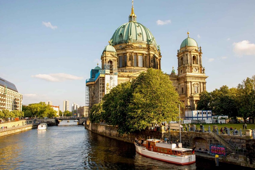 Picture 2 for Activity Berlin: Evening Yacht Cruise with Aperitif & Optional Dinner