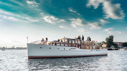 Berlin: Evening Yacht Cruise with Aperitif & Dinner Upgrade