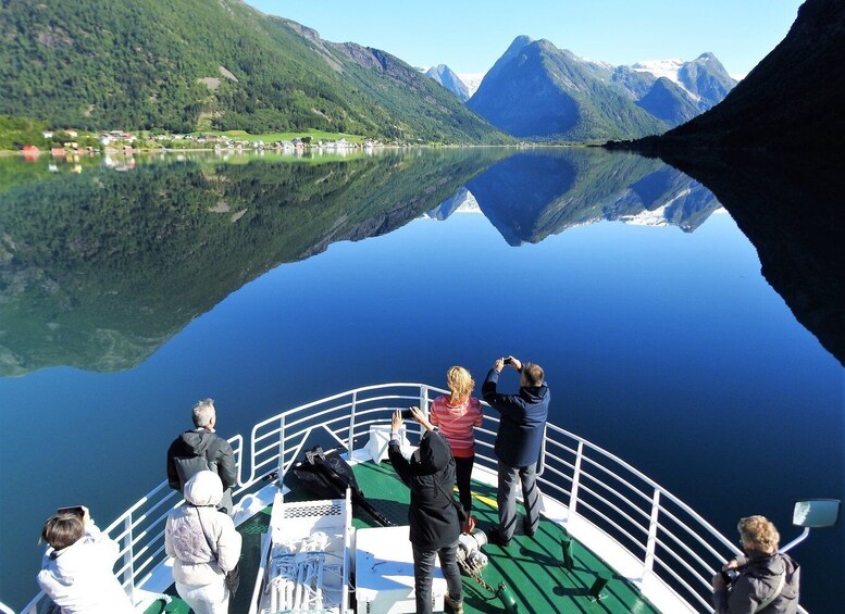 Voss: Guided Fjord & Glacier Tour to Fjærland