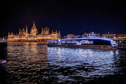 Budapest: Danube River Sightseeing Cruise with Audio Guide