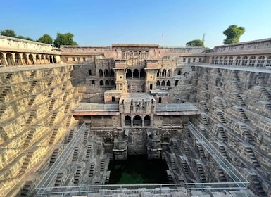 Dagstur fra Jaipur til hjemsøkte Bhangarh og Abhaneri Stepwell