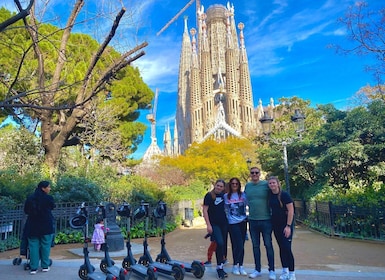 Barcelona: Sagrada Familia Private E-Scooter Tour