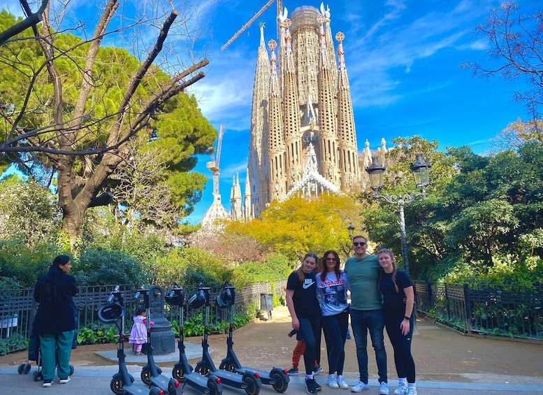 Barcelona: Sagrada Familia Private E-Scooter Tour