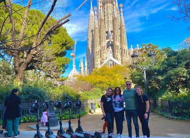 Barcelona: Sagrada Familia Private E-Scooter Tour