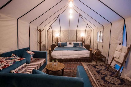 Nuit dans une tente de luxe dans le camp du désert Erg Chebbi Merzouga