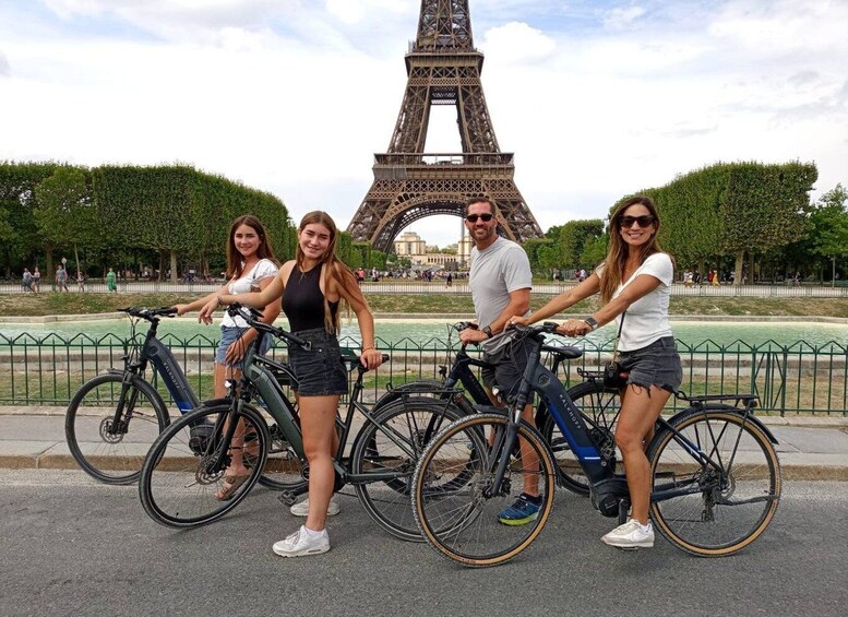 Paris: Guided Private E-bike Sightseeing Tour