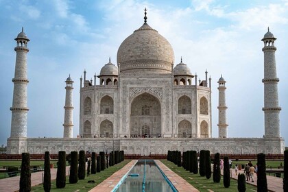 From Delhi: Overnight Agra Tour with Taj Mahal at Sunrise