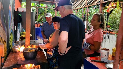 La Fortuna: clase de cocina+preparación de tortillas+cena+recorrido con ran...