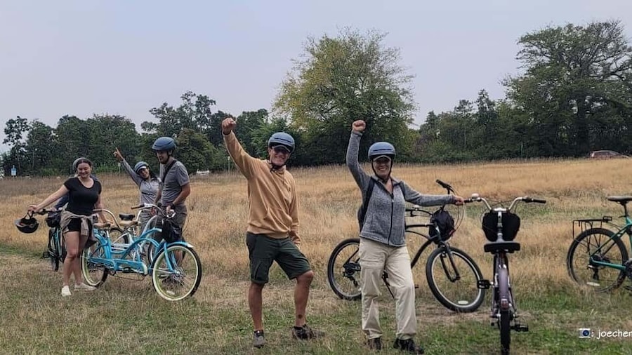 Victoria: 3-hour City Highlights Tour & Coastal Bike Ride