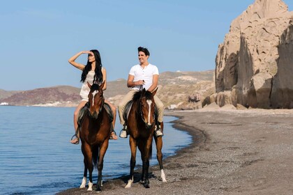 Santorini: Ratsastuskokemus tuliperäisessä maisemassa