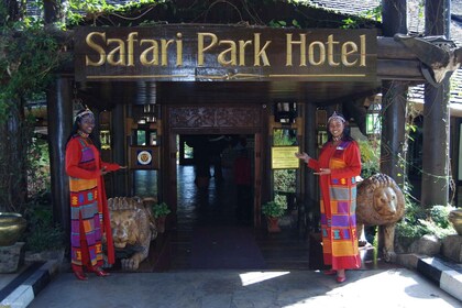 Nairobi: espectáculo de cabaret con cena en el hotel Safari Park