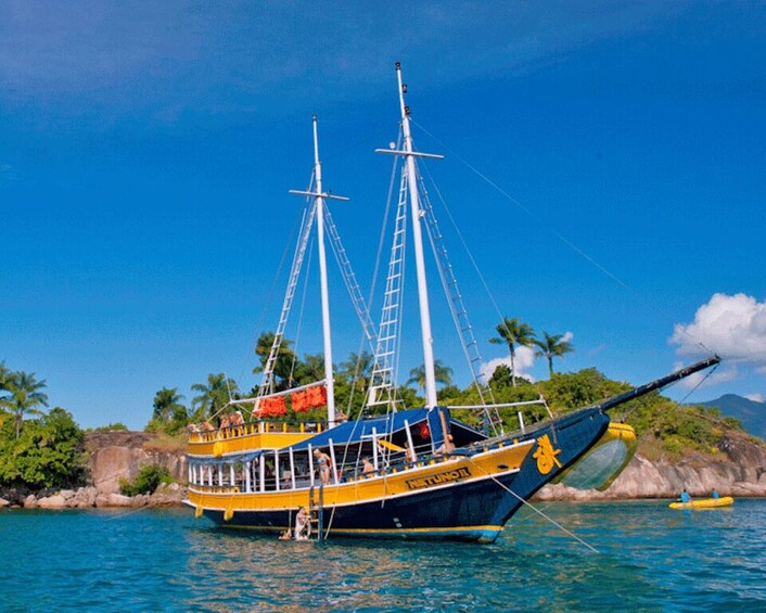 Paraty Bay: Islands & Beaches Boat Tour with Snorkeling