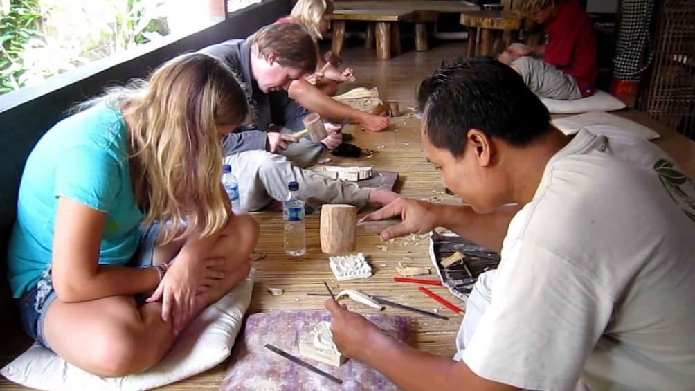 Ubud: Wood Carving Class in a Balinese Home