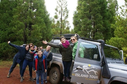 Insel Terceira: 4x4-Land-Rover-Tour mit traditionellem Mittagessen