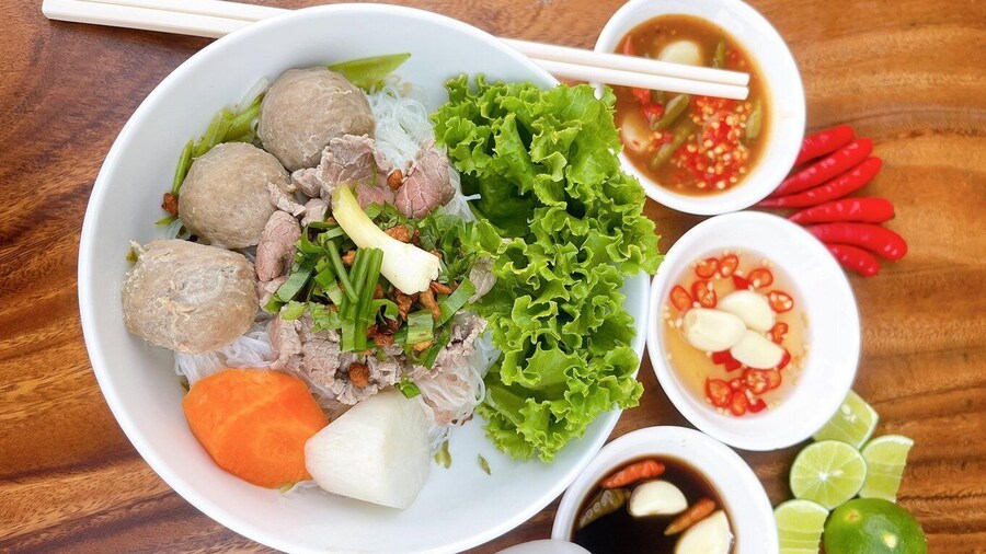 Phnom Penh: Street Art & Food Tour by Tuk-Tuk