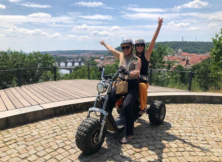 Prague: Panoramic Viewpoints Guided Electric Tricycle Tour