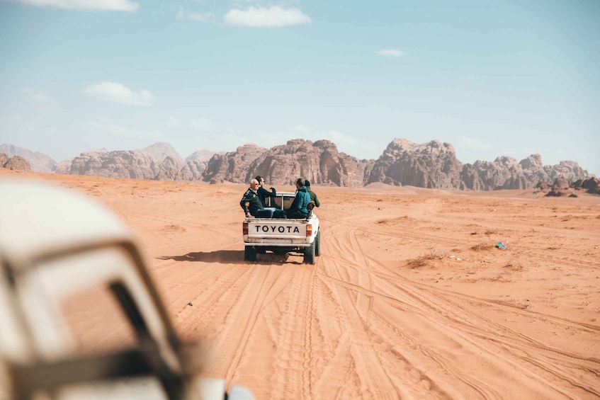 From Aqaba: Wadi Rum Full-Day Private Jeep Tour with Dinner