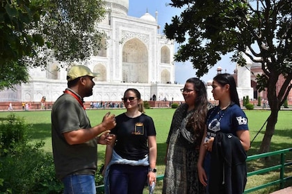 Official Tour Guide for Taj Mahal & Agra Fort Sightseeing