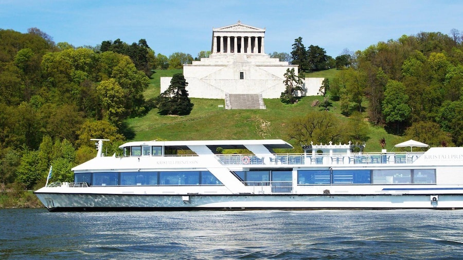 Regensburg: Sightseeing Boat Tour to Walhalla