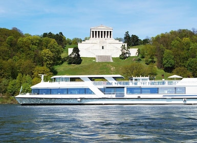 Regensburg: Sightseeing Boat Tour to Walhalla