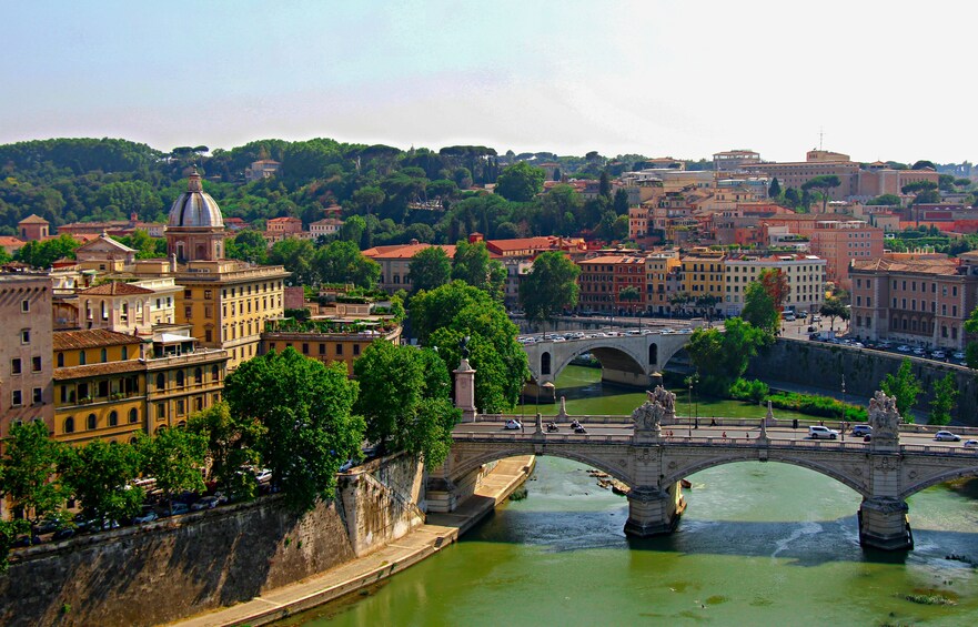 Aperitivo and Art Small Group Tour in Trastevere Rome