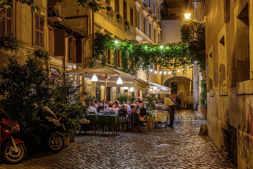 Aperitivo and Art Small Group Tour in Trastevere Rome