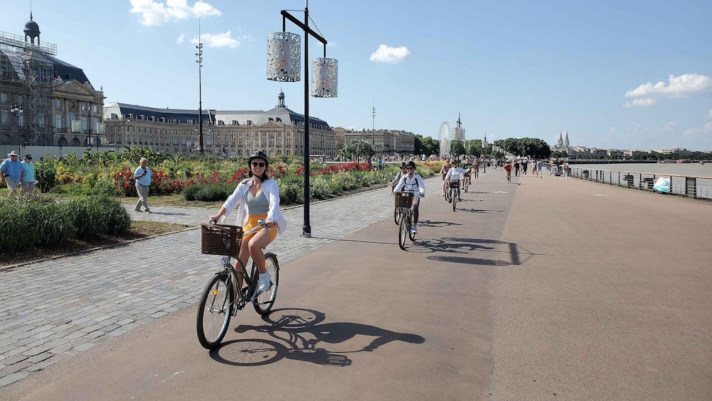 Picture 31 for Activity Bordeaux: Guided Bike Tour