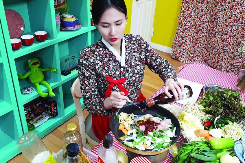 Seoul: Korean Cooking Class at a Local Home and Market Tour