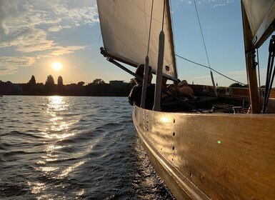 Hamburg: Alster River Sailboat Tour with Sundowner