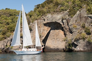 Sail Barbary to the Maori Rock Carvings
