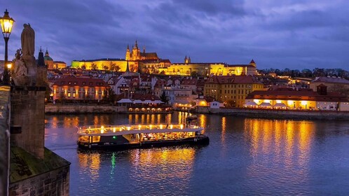 Praga: Crucero turístico nocturno de 50 minutos
