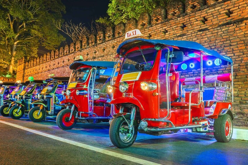 Chiang Mai: Temples and Street Food Night Tour by Tuk Tuk